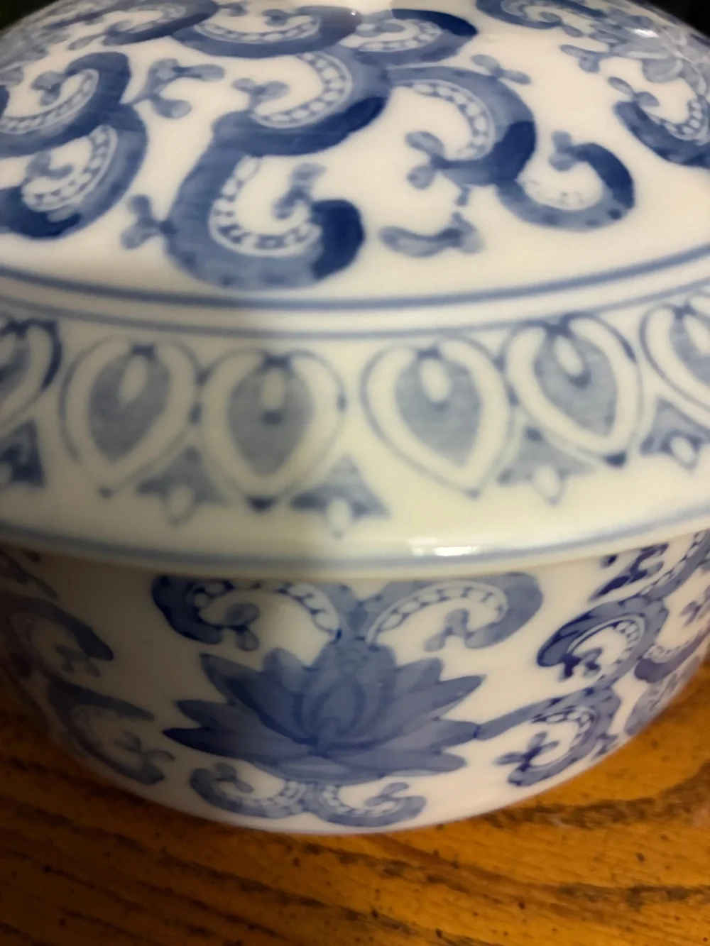 Blue and White Porcelain Lidded Bowl or tureen - Picture 2 of 7